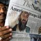 Un hombre lee un ejemplar de la versión inglesa del periódico paquistaní "The Nation" que muestra en portada la noticia de la muerte del líder de Al Qaeda, Osama Bin Laden, a manos de tropas estadounidenses. EFE/Arshad Arbab/Archivo