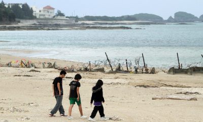 Una imagen de archivo tomada el 4 de mayo de 2010 muestra una playa de Nago, en suroeste de Okinawa, Japón. EPA/KIMIMASA MAYAMA