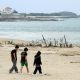Una imagen de archivo tomada el 4 de mayo de 2010 muestra una playa de Nago, en suroeste de Okinawa, Japón. EPA/KIMIMASA MAYAMA