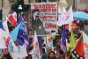 Personas sostienen carteles y banderas en una manifestación durante la conmemoración del Día Internacional del Trabajo este viernes, en Santiago (Chile). EFE/ Javier Martin
