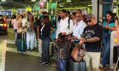 Personas llegan en un vuelo procedente de Caracas (Venezuela) este jueves, en el Aeropuerto Internacional de Miami (EE.UU.). EFE/ Alberto Boal