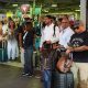 Personas llegan en un vuelo procedente de Caracas (Venezuela) este jueves, en el Aeropuerto Internacional de Miami (EE.UU.). EFE/ Alberto Boal