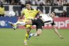 El defensor de Corinthians Gabriel Paulista (d) sujeta por la camiseta al extremo de Peñarol Matias Arezo durante el partido de la tercera jornada de la fase de grupos de la Copa Libertadores jugado este jueves en el estadio Neo Química Arena de Sao Paulo. EFE/ Sebastiao Moreira
