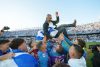 Los jugadores del CD Tenerife voltean al entrenador del equipo, Álvaro Cervera Díaz, al conseguir el ascenso matemático a Segunda División tras la finalización del encuentro frente al Barakaldo CF celebrado este viernes en el estadio Heliodoro Rodríguez López de Santa Cruz de Tenerife.EFE/Ramón de la Rocha

