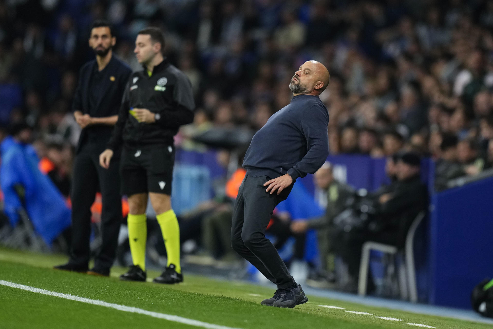 El entrenador del Espanyol José Manuel González, durante el partido de LaLiga de fútbol que RCD Espanyol y Real Madrid disputan este domingo en el RCDE Stadium, en Barcelona. EFE/ Siu Wu