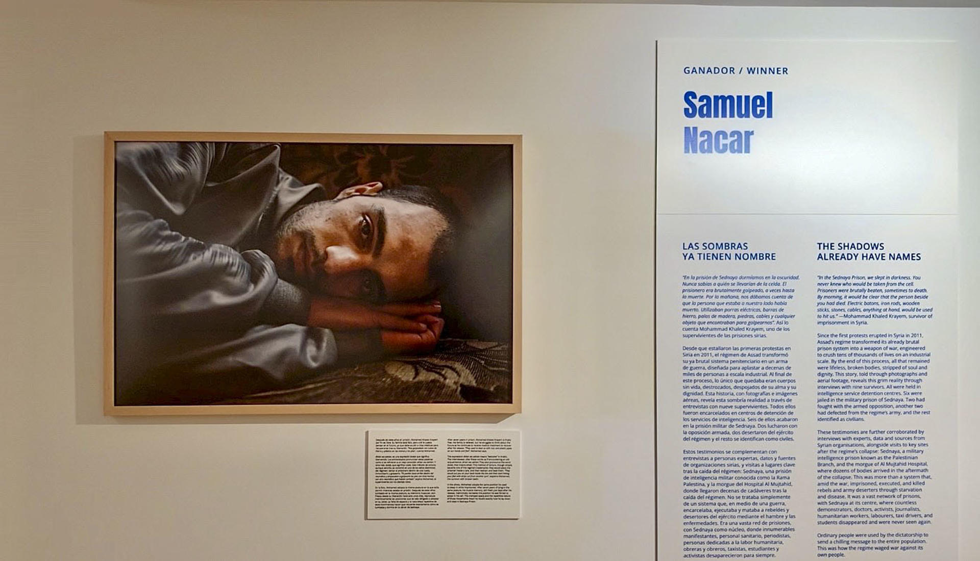 Imagen realizada por el español Samuel Nacar que retrata con testimonios el horror de Sednaya, una prisión en la que fueron torturadas y asesinadas miles de personas, y cuyos supervivientes fueron liberados cuando las fuerzas del grupo Hayat Tahrir al Sham (HTS, Organización de Liberación del Levante) tomaron Damasco y asaltaron las cárceles el 8 de diciembre de 2024. En la instantánea se ve el retrato de Mohamed Khaled Krayem, un joven que estuvo en prisión siete años y cuya mirada sigue transmitiendo el horror que vio. EFE/Clara Antón