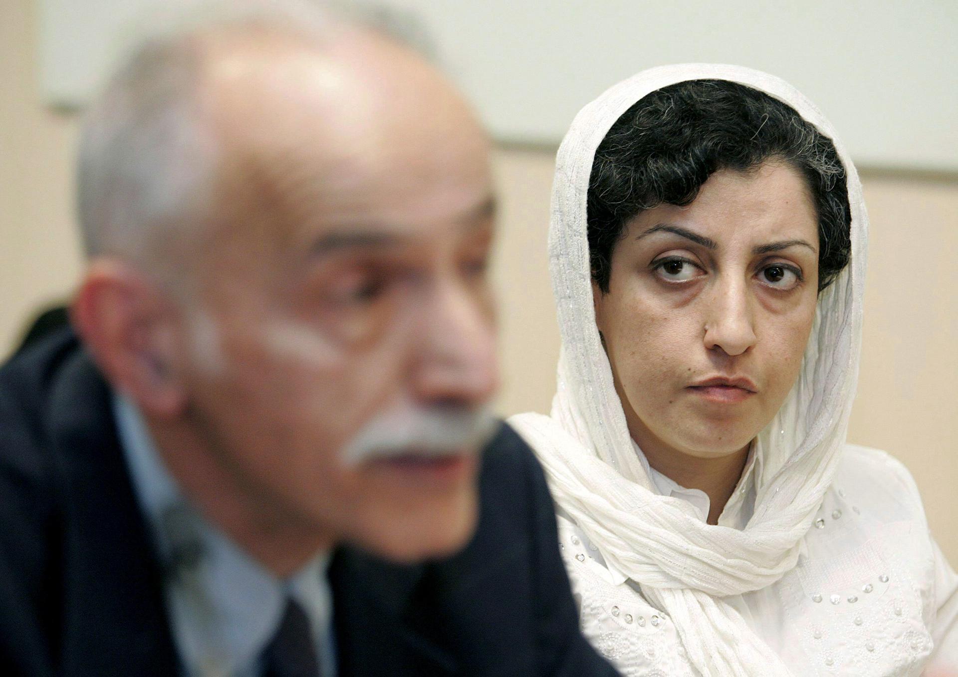 Imagen de archivo de la activista iraní pro-derechos humanos y Premio Nobel de la Paz Narges Mohammadi (d) y el relator especial de la ONU para los derechos humanos en Irán, Karim Lahidji, EFE/Magali Girardin.