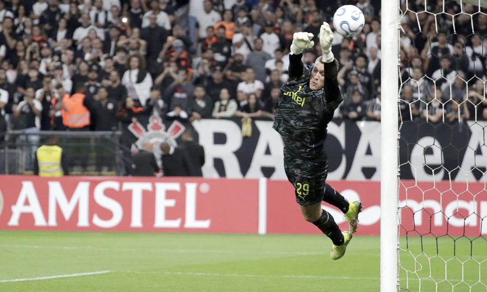 El guardameta de Peñarol Washington Aguerre vuela para interceptar sin éxito un remate a distancia de Corinthians durante el partido de la tercera jornada de la Copa Libertadores jugado este jueves en el estadio Neo Química Arena de Sao Paulo. EFE/ Sebastiao Moreira