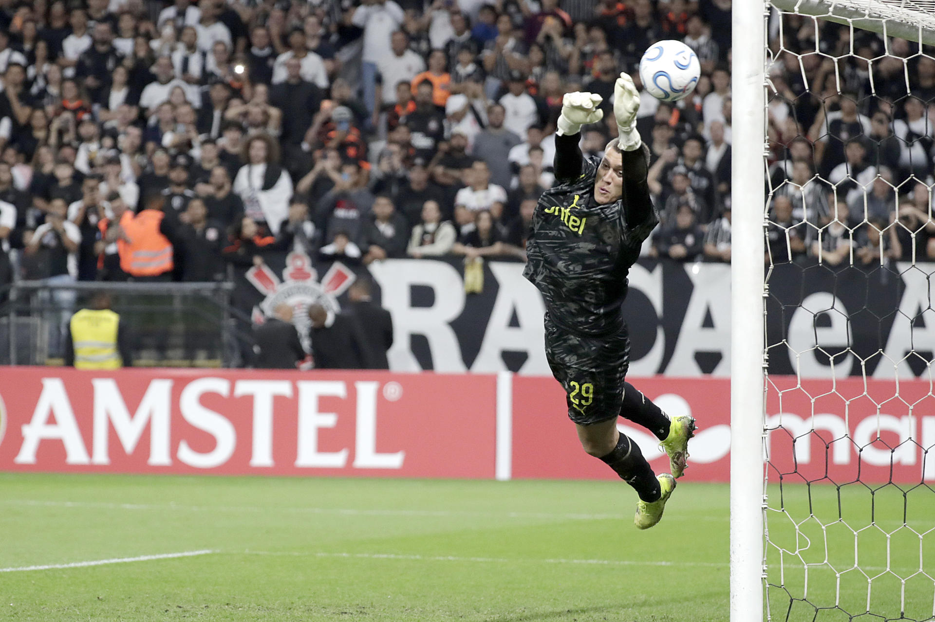 El guardameta de Peñarol Washington Aguerre vuela para interceptar sin éxito un remate a distancia de Corinthians durante el partido de la tercera jornada de la Copa Libertadores jugado este jueves en el estadio Neo Química Arena de Sao Paulo. EFE/ Sebastiao Moreira