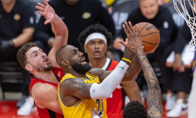 Alperen Şengün (i), de los Rockets, disputa el balón con LeBron James, de los Lakers, en un partido de la fase eliminatoria de la NBA entre Houston Rockets y Los Ángeles Lakers en el Toyota Center, en Houston (EE.UU.). EFE/Carlos Ramírez