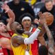 Alperen Şengün (i), de los Rockets, disputa el balón con LeBron James, de los Lakers, en un partido de la fase eliminatoria de la NBA entre Houston Rockets y Los Ángeles Lakers en el Toyota Center, en Houston (EE.UU.). EFE/Carlos Ramírez