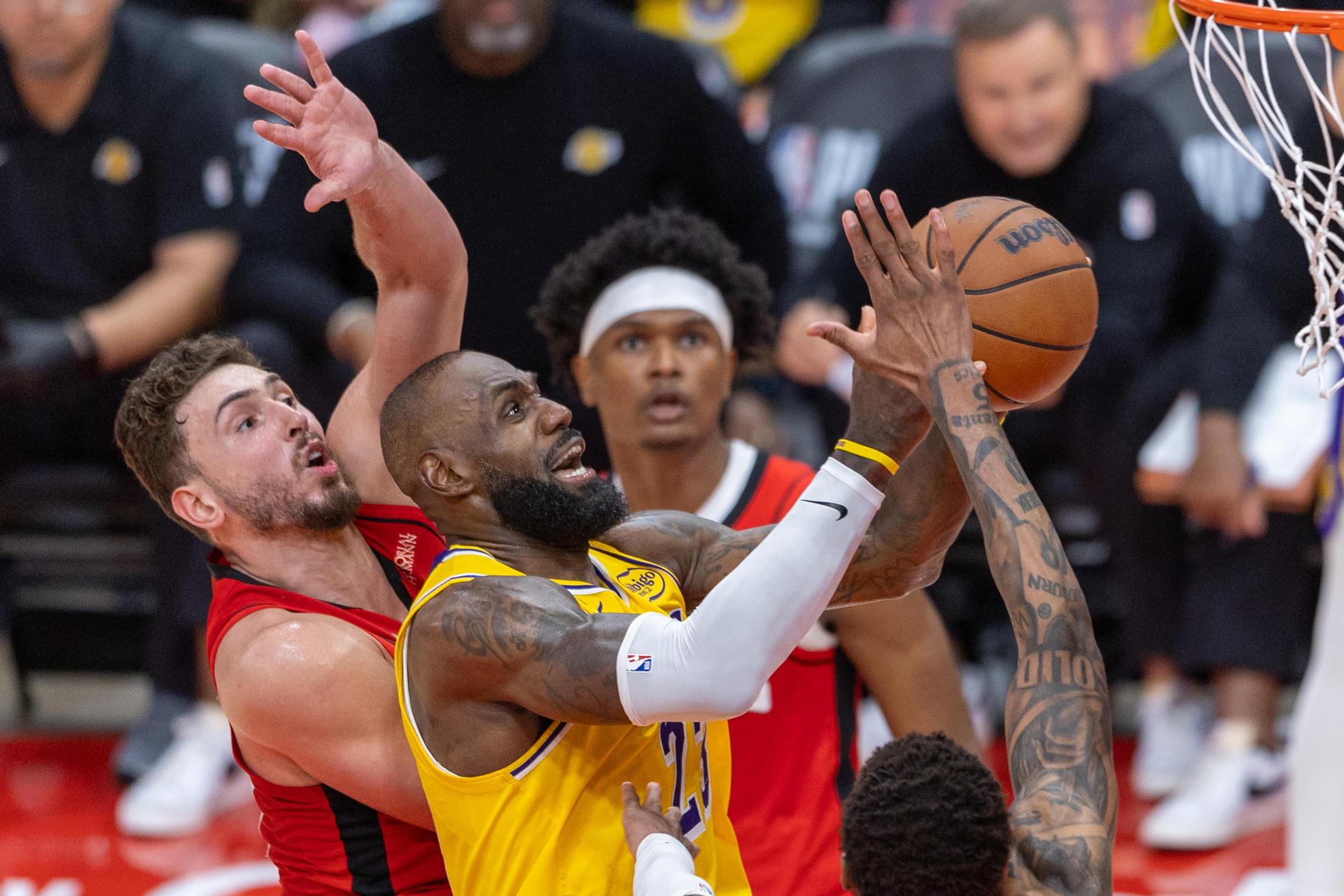 Alperen Şengün (i), de los Rockets, disputa el balón con LeBron James, de los Lakers, en un partido de la fase eliminatoria de la NBA entre Houston Rockets y Los Ángeles Lakers en el Toyota Center, en Houston (EE.UU.). EFE/Carlos Ramírez