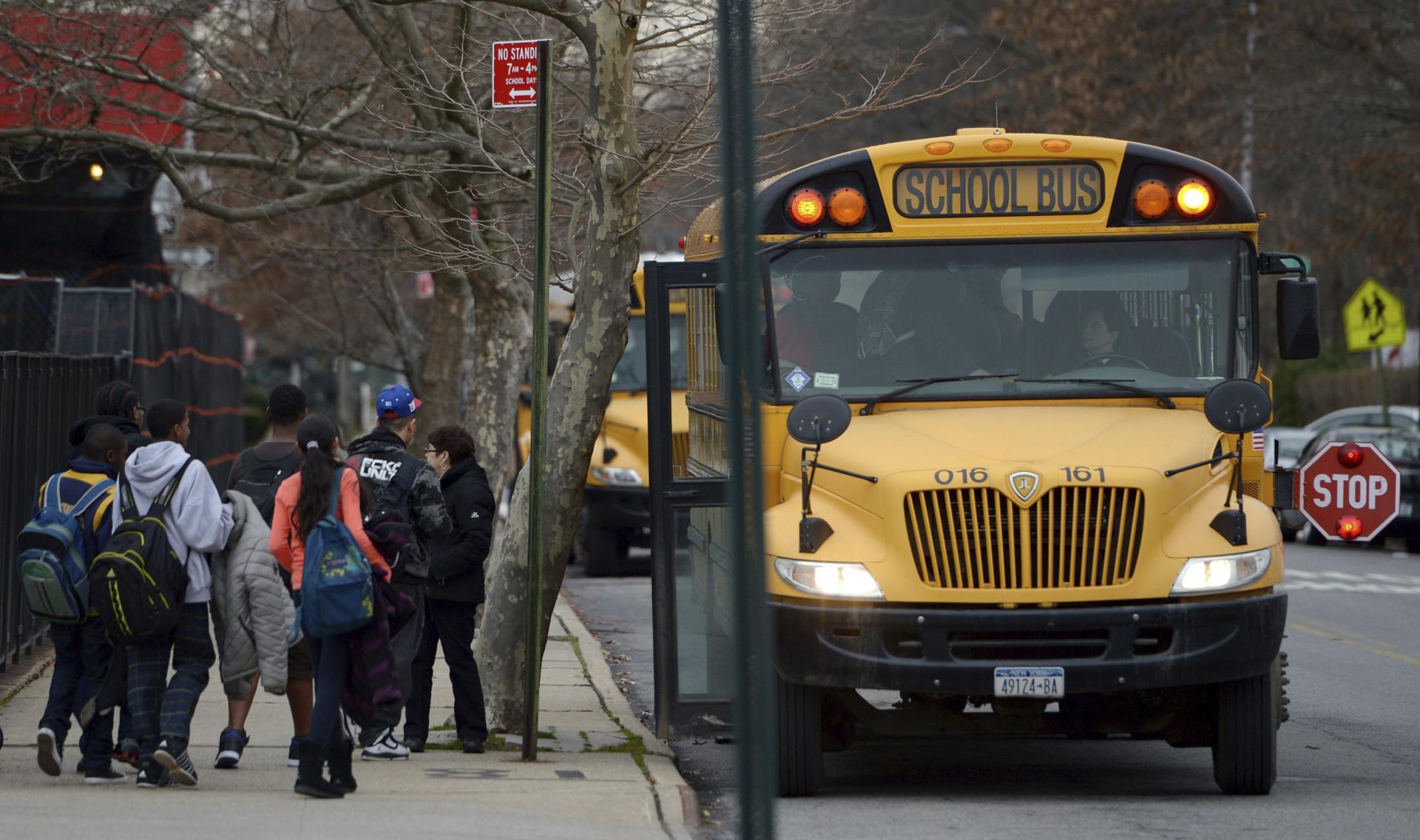 Fotografía de Justin Lane, en la que puede verse en una imagen de archivo del 15 de enero de 2013 a un autobús escolar en Estados Unidos. EFE