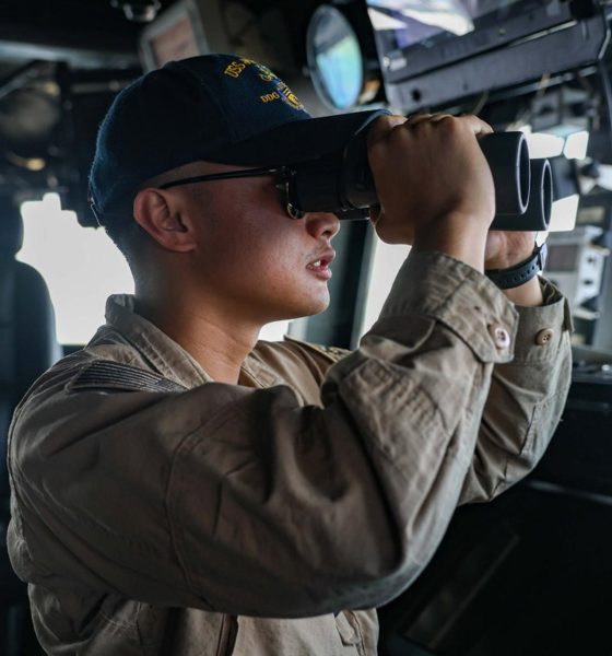 El Comando Central de Estados Unidos informó este lunes de que ha facilitado el paso de dos buques mercantes con bandera estadounidense por el estrecho de Ormuz, como un "primer paso" en la operación anunciada la víspera por el presidente, Donald Trump, para permitir el tránsito de navíos atrapados por el bloqueo iraní. EFE/ US Central Command - SOLO USO EDITORIAL/SOLO DISPONIBLE PARA ILUSTRAR LA NOTICIA QUE ACOMPAÑA (CRÉDITO OBLIGATORIO) -