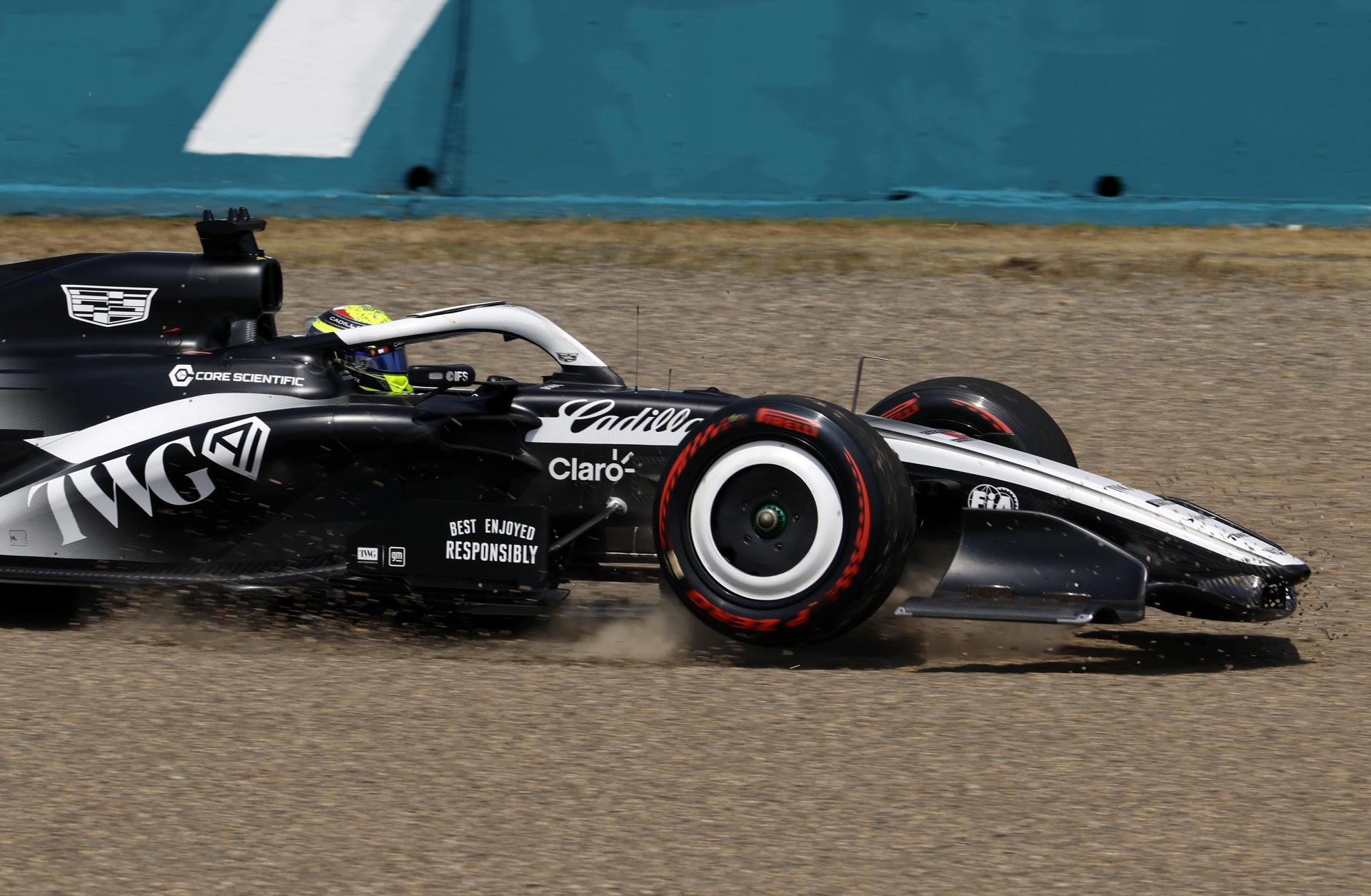 Fotografía de Franck Robichon, en la que puede verse en una imagen de archivo del pasado 28 de marzo al piloto mexicano Sergio Perez (Cadillac), durante una prueba. EFE