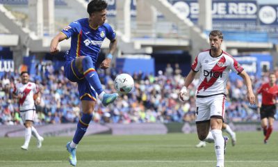 El central francés del Rayo Vallecano Florian Lejeune (d) trata de arrebatarle el balón al delantereo del Getafe Martín Sastriano, durante el partido que enfrentó a ambos equipo en el Coliseum, el domingo. EFE/ Kiko Huesca