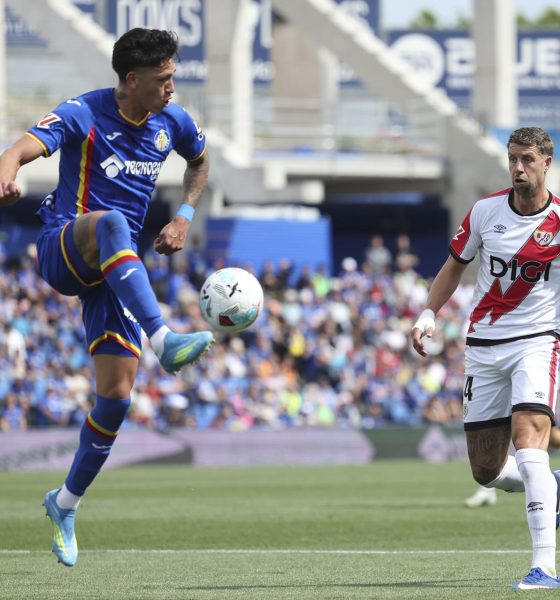 El central francés del Rayo Vallecano Florian Lejeune (d) trata de arrebatarle el balón al delantereo del Getafe Martín Sastriano, durante el partido que enfrentó a ambos equipo en el Coliseum, el domingo. EFE/ Kiko Huesca