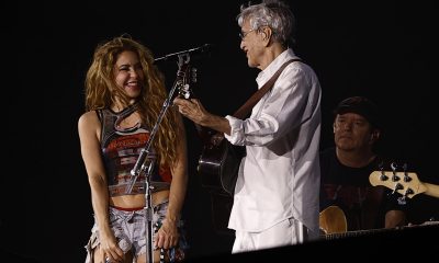 La cantante colombiana Shakira (i) y el brasileño Caetano Veloso cantan durante un ensayo previo al concierto del 2 de mayo en Río de Janeiro (Brasil). EFE/ André Coelho