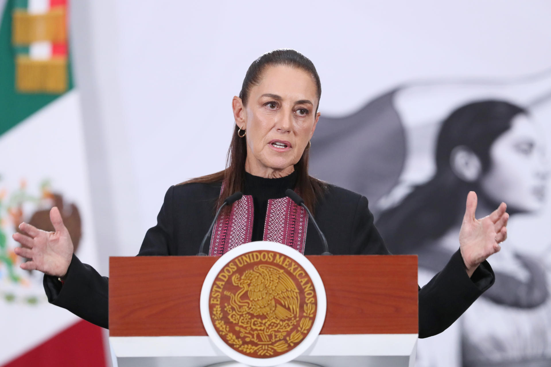 La presidenta de México, Claudia Sheinbaum, habla durante una rueda de prensa en Palacio Nacional de la Ciudad de México (México). EFE/Mario Guzmán