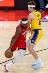 Aaron Holiday (i), de los Rockets, disputa el balón con Austin Reaves, de los Lakers, en un partido de la fase eliminatoria de la NBA entre Houston Rockets y Los Ángeles Lakers en el Toyota Center, en Houston (EE.UU.). EFE/Carlos Ramírez
