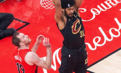 Jarrett Allen (d), de los Cavaliers, realiza una anotación en un partido de la fase eliminatoria de la NBA entre Toronto Raptors y Cleveland Cavaliers en el Scotiabank Arena de Toronto (Canadá). EFE/Julio César Rivas