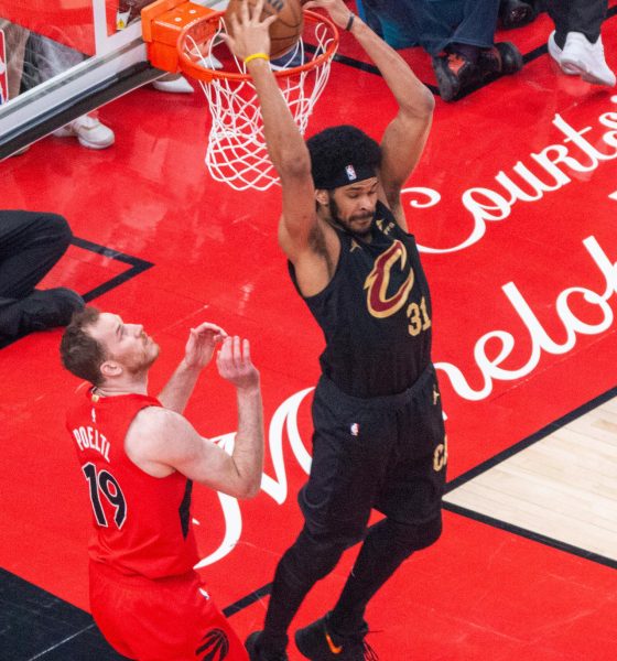 Jarrett Allen (d), de los Cavaliers, realiza una anotación en un partido de la fase eliminatoria de la NBA entre Toronto Raptors y Cleveland Cavaliers en el Scotiabank Arena de Toronto (Canadá). EFE/Julio César Rivas