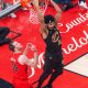 Jarrett Allen (d), de los Cavaliers, realiza una anotación en un partido de la fase eliminatoria de la NBA entre Toronto Raptors y Cleveland Cavaliers en el Scotiabank Arena de Toronto (Canadá). EFE/Julio César Rivas