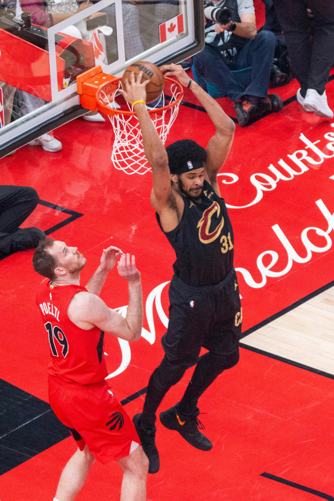 Jarrett Allen (d), de los Cavaliers, realiza una anotación en un partido de la fase eliminatoria de la NBA entre Toronto Raptors y Cleveland Cavaliers en el Scotiabank Arena de Toronto (Canadá). EFE/Julio César Rivas