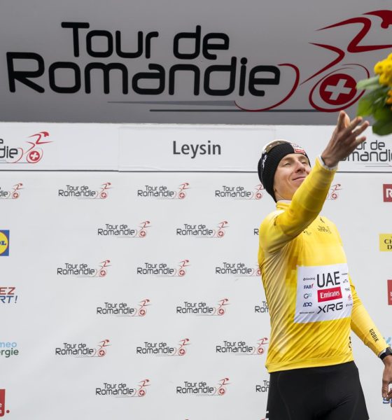 El esloveno Tadej Pogacar (UAE) en el podio del Tour de Romandía, en Leysin, Suiza EFE/EPA/JEAN-CHRISTOPHE BOTT