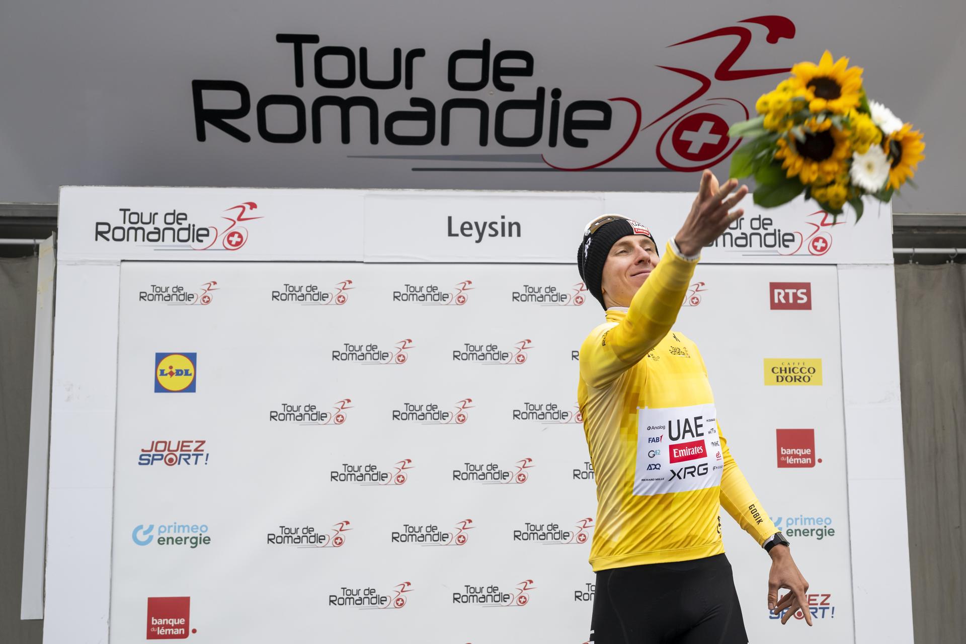 El esloveno Tadej Pogacar (UAE) en el podio del Tour de Romandía, en Leysin, Suiza EFE/EPA/JEAN-CHRISTOPHE BOTT