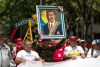 Un simpatizante del chavismo sostiene una imagen del depuesto presidente de Venezuela, Nicolás Maduro, en una manifestación durante la conmemoración del Día Internacional del Trabajo este 1 de mayo de 2026, en Caracas (Venezuela). EFE/ Ronald Peña R
