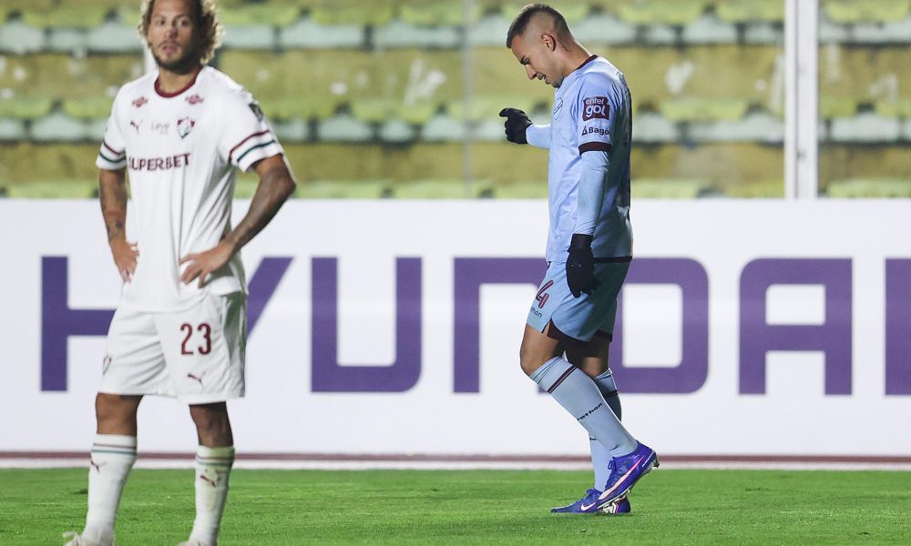 Robson Matheus (d), de Bolívar, celebra uno de sus dos goles ante Fluminense en juego por la Copa Libertadores en el estadio Hernando Siles de La Paz. EFE/Luis Gandarillas