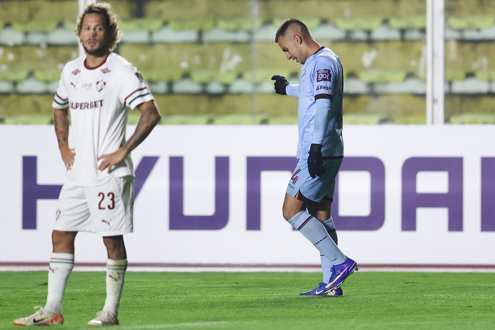 Robson Matheus (d), de Bolívar, celebra uno de sus dos goles ante Fluminense en juego por la Copa Libertadores en el estadio Hernando Siles de La Paz. EFE/Luis Gandarillas