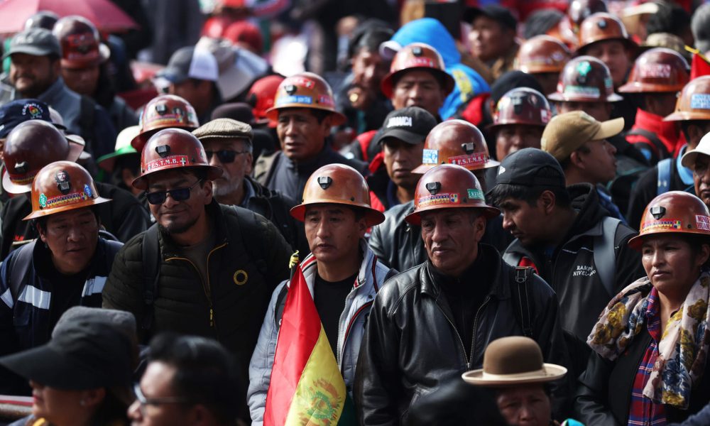 Personas participan en una manifestación durante la conmemoración del Día Internacional del Trabajo en El Alto (Bolivia). EFE/ Luis Gandarillas