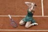 La tenista ucraniana Marta Kostyuk celebra su victoria ante la rusa Mirra Andréyeva, durante la final individual femenino del Abierto de Madrid de Tenis disputada este sábado en la Caja Mágica en Madrid. EFE/ Sergio Pérez
