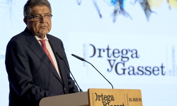 El periodista Sergio Ramírez interviene durante el acto de entrega de los Premios Ortega y Gasset de Periodismo, en una edición especial con motivo del 50.º aniversario de El País, en el que han sido premiados los periodistas Sergio Ramírez, Martin Baron y Svetlana Alexiévich en reconocimiento a su excelente trabajo periodístico, su compromiso con la verdad y su defensa de los derechos humanos. EFE/Alejandro García