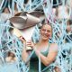 La tenista ucraniana Marta Kostiuk celebra con su trofeo la victoria ante la rusa Mirra Andréyeva, durante la final individual femenino del Abierto de Madrid de Tenis disputada este sábado en la Caja Mágica en Madrid.EFE/ Chema Moya