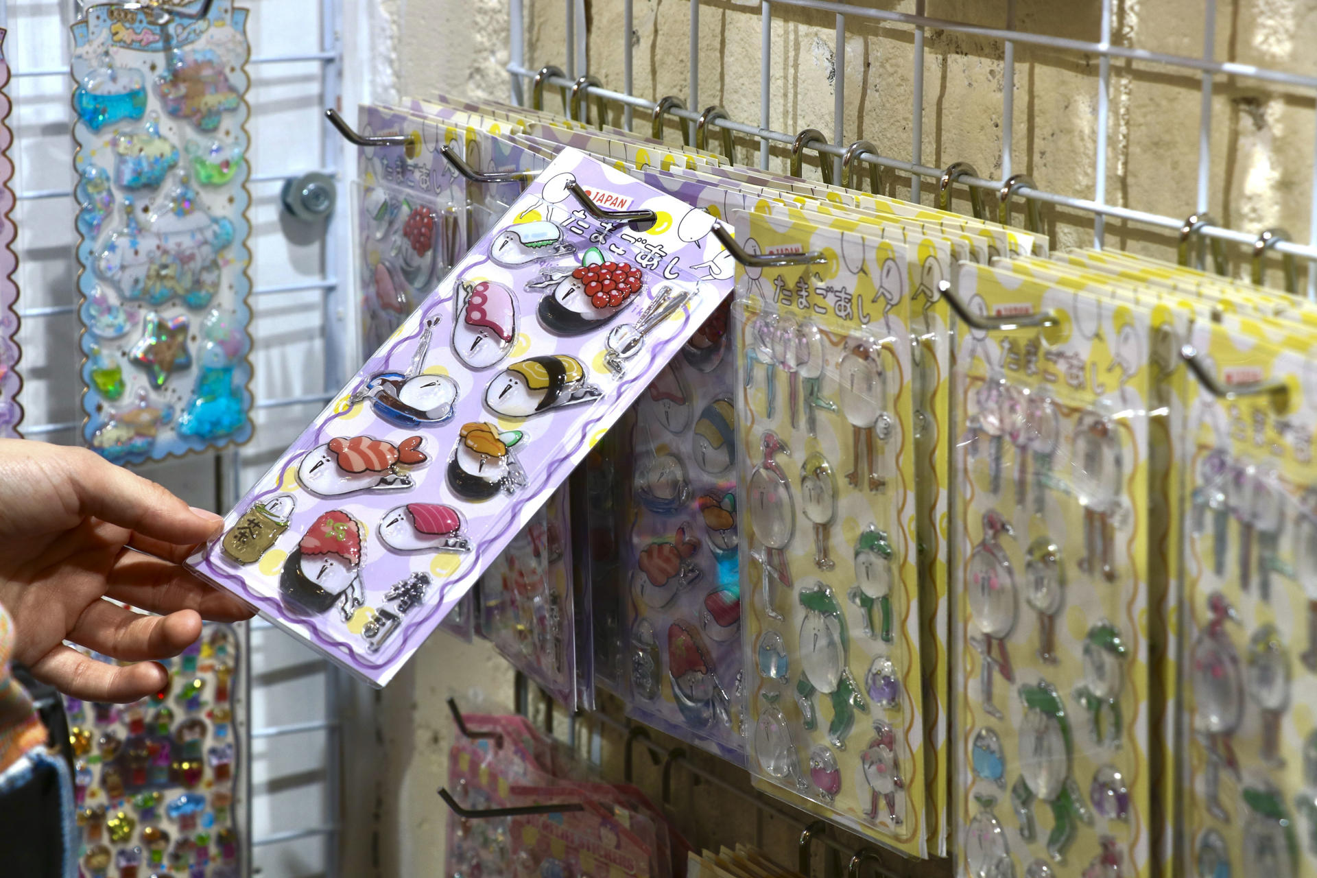 Pegatinas en una tienda en Tokio. EFE/ Pilar Bernal Zamora