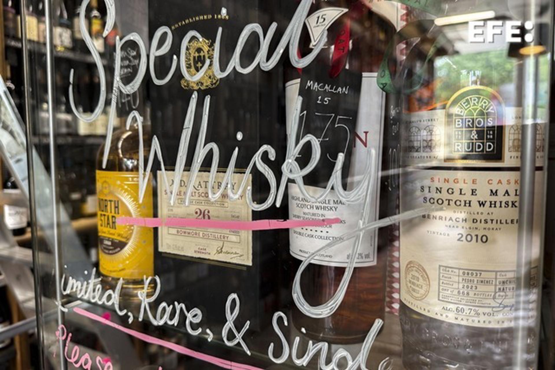 Botellas de whisky escocés en una tienda del oeste de Glasgow (Reino Unido). EFE/ Susana Blaya Navarro