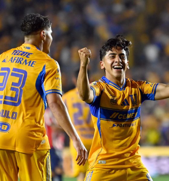 El centrocampista de Tigres Diego Sánchez celebra este sábado la victoria sobre Guadalajara en el estadio Universitario en San Nicolás de Los Garza. EFE/Miguel Sierra