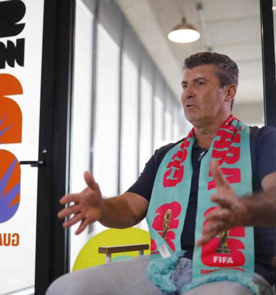José Manuel de la Torre, seleccionador de México entre 2010 y 2013, habla durante una entrevista con EFE este viernes, en la ciudad de Guadalajara, en Jalisco (México). EFE/ Francisaco Guasco