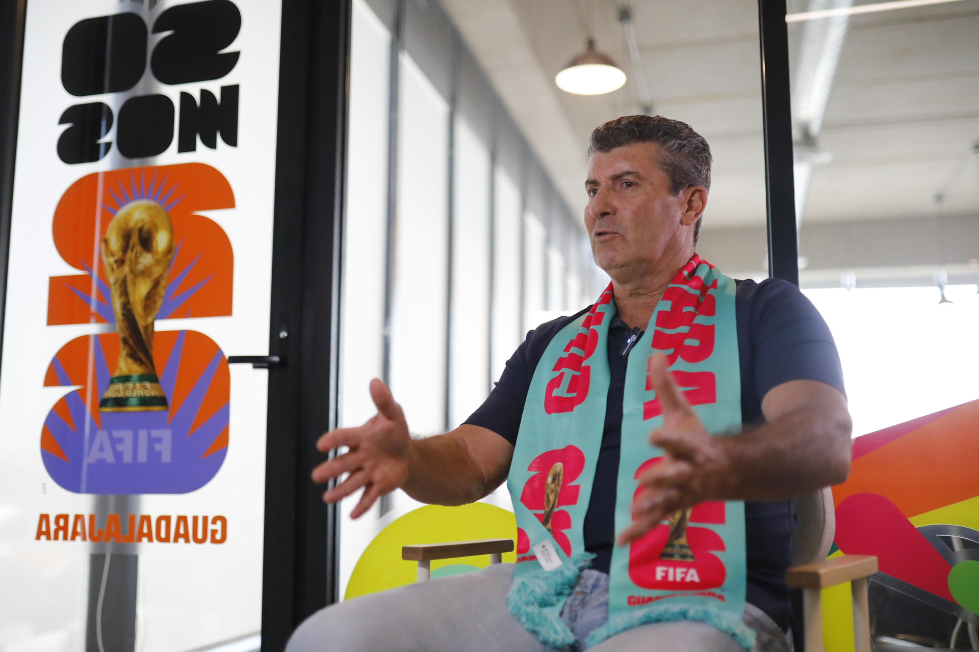 José Manuel de la Torre, seleccionador de México entre 2010 y 2013, habla durante una entrevista con EFE este viernes, en la ciudad de Guadalajara, en Jalisco (México). EFE/ Francisaco Guasco