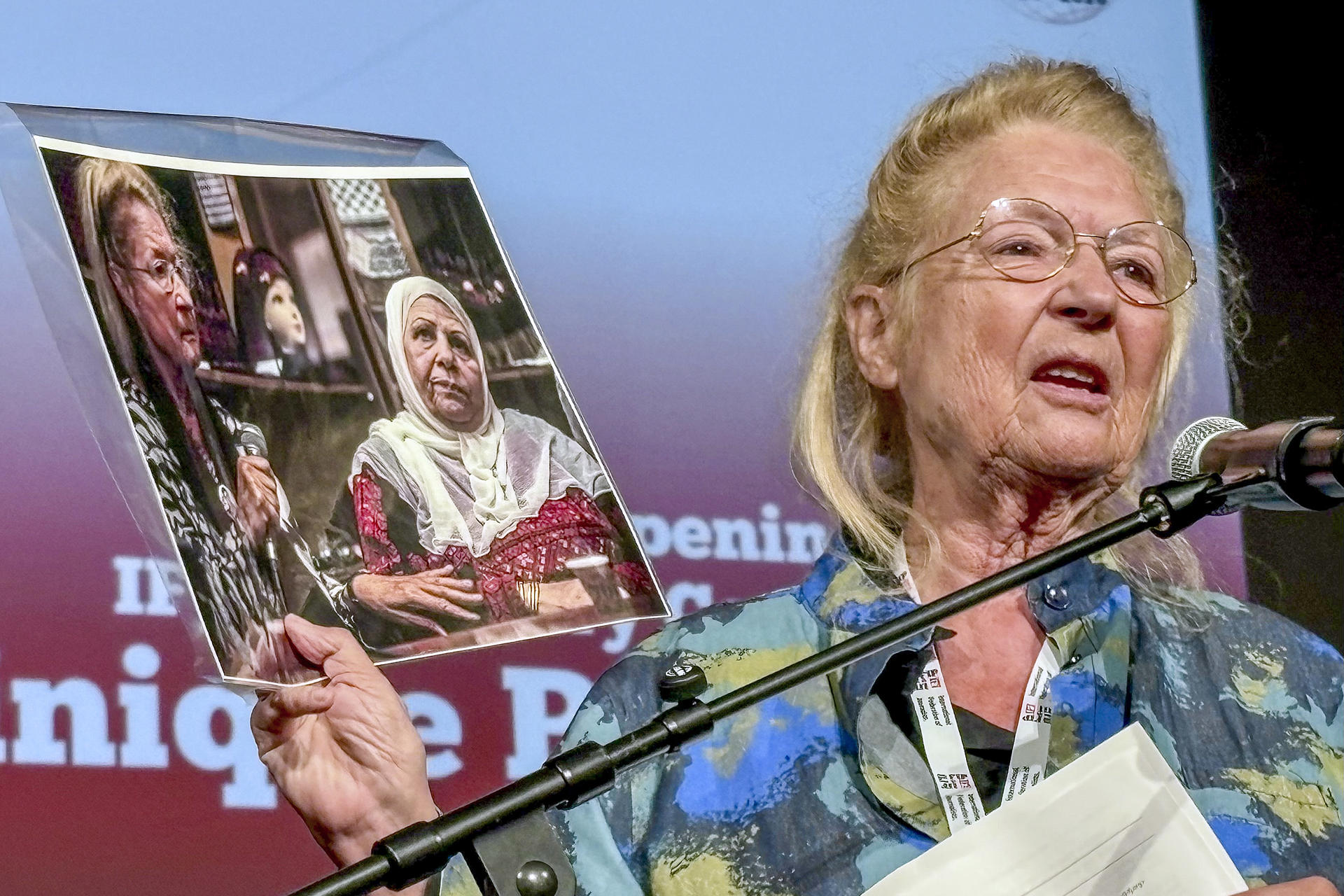 La presidenta saliente de la Federación Internacional de Periodistas (FIP), Dominique Pradalié, denunció este lunes la guerra en Oriente Medio y particularmente en Gaza, situación a la que se refirió como un "genocidio", así como el aumento de asesinatos de periodistas en conflictos bélicos. En el trigésimo segundo Congreso Mundial del FIP en París -que coincide con los cien años de su fundación en esta ciudad-, Pradalié opinó que "cada día se cometen crímenes contra la humanidad" en Palestina, el Líbano, Irán y Siria. EFE/ Pol Lloberas Cardona