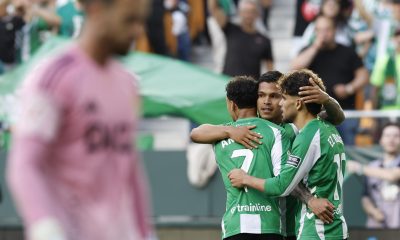 El jugador del Betis Juan Camilo Hernández "Cucho" celebra su segundo gol contra el Oviedo, durante el partido de la jornada 34 de LaLiga EA Sports entre Betis y Oviedo, en el estadio de La Cartuja en Sevilla. EFE/ Julio Muñoz