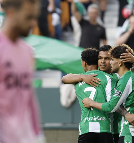 El jugador del Betis Juan Camilo Hernández "Cucho" celebra su segundo gol contra el Oviedo, durante el partido de la jornada 34 de LaLiga EA Sports entre Betis y Oviedo, en el estadio de La Cartuja en Sevilla. EFE/ Julio Muñoz