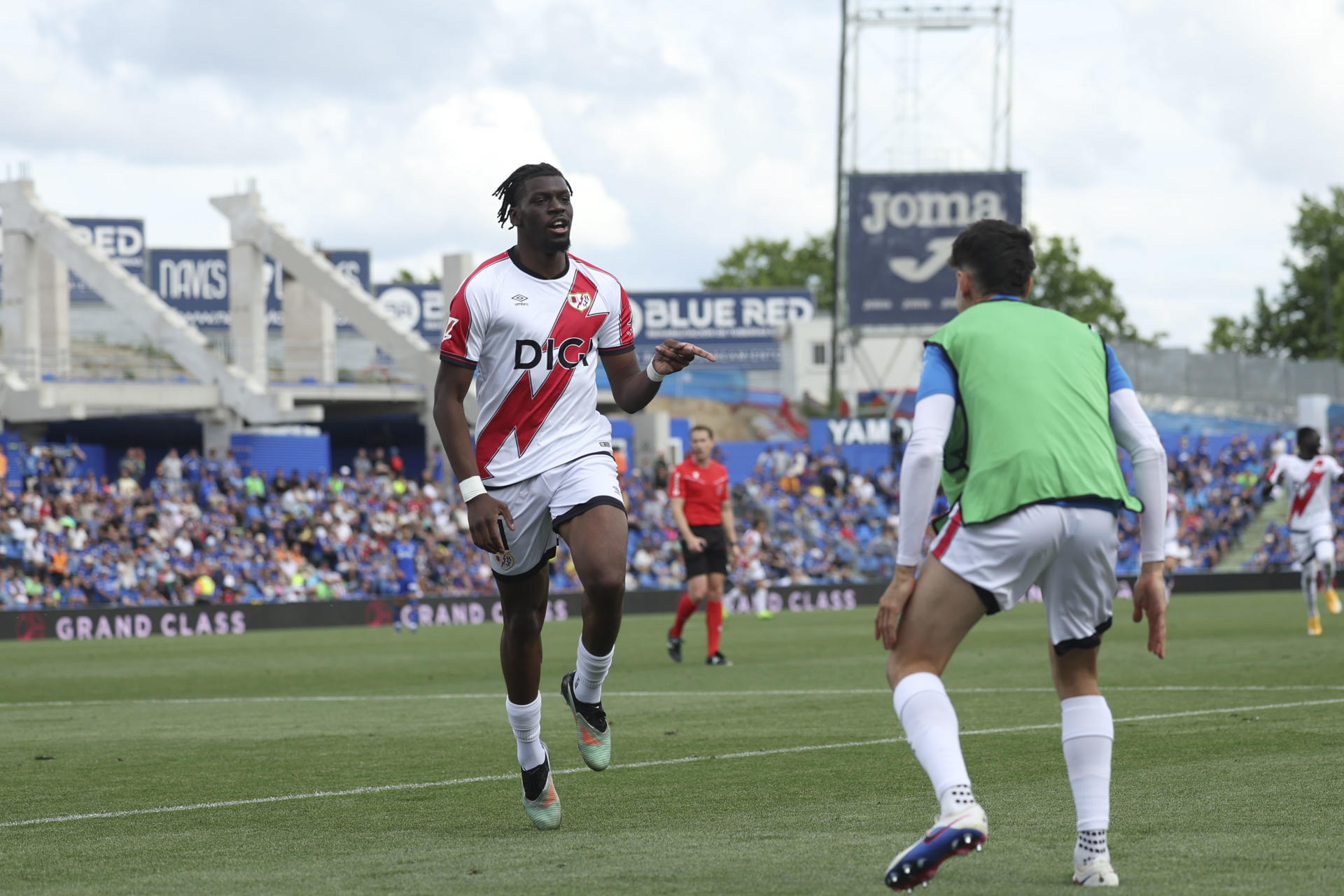 El jugador del Rayo Vallecano Randy Nteka celebra su gol contra el Getafe, durante el partido de la jornada 34 de LaLiga EA Sports entre el Getafe y el Rayo Vallecano, este domingo en el Estadio Coliseum.- EFE/ Kiko Huesca