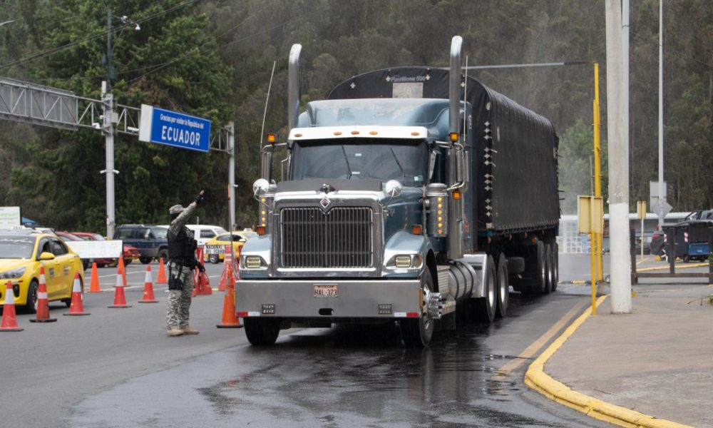 Un integrante del Servicio Nacional de Aduana del Ecuador inspecciona un vehículo este jueves, en el puente internacional de Rumichaca en Tulcán (Ecuador). EFE/ Xavier Montalvo
