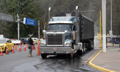 Un integrante del Servicio Nacional de Aduana del Ecuador inspecciona un vehículo este jueves, en el puente internacional de Rumichaca en Tulcán (Ecuador). EFE/ Xavier Montalvo