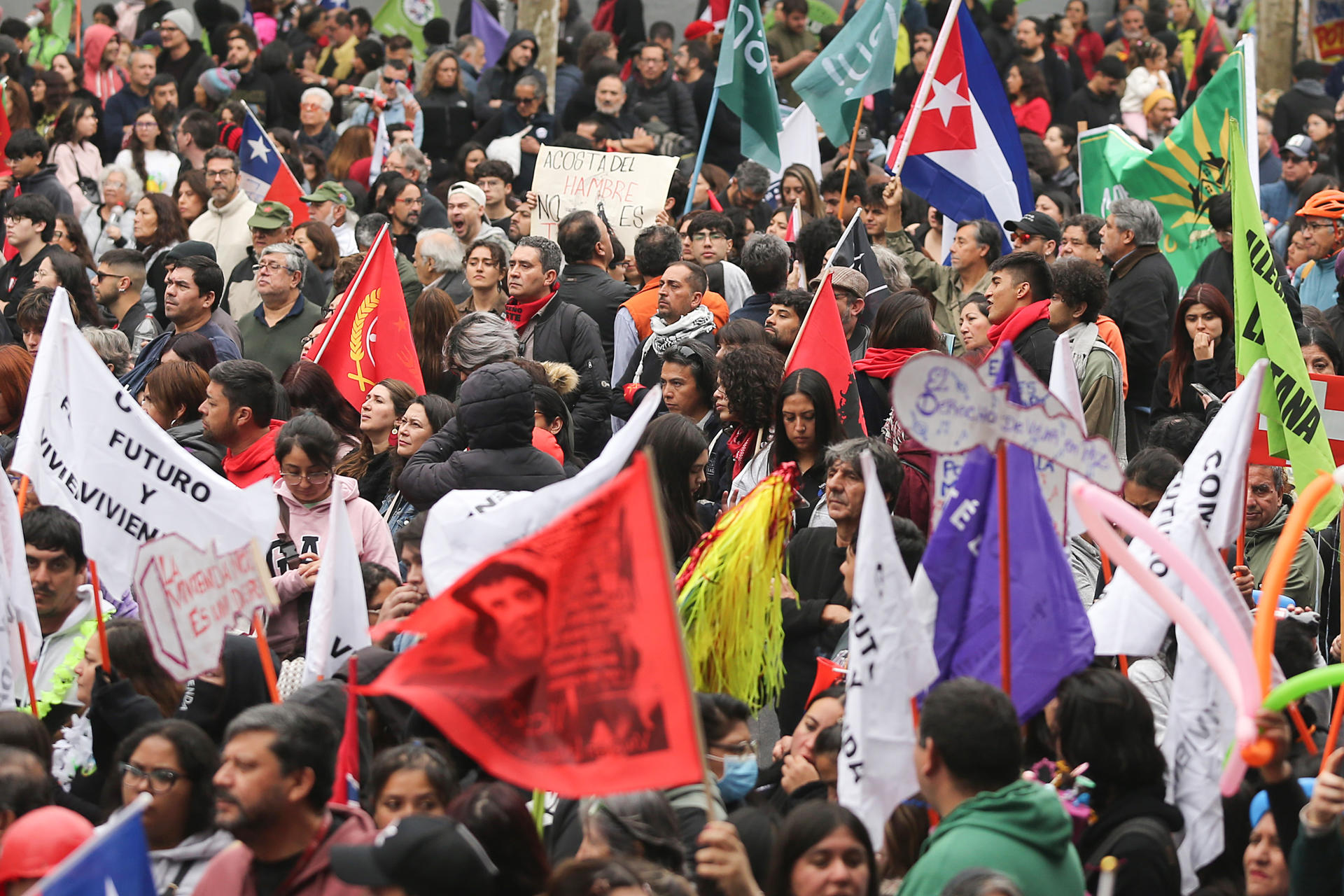 Personas participan en una manifestación durante la conmemoración del Día Internacional del Trabajo este viernes, en Santiago (Chile). EFE/ Javier Martín