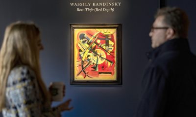 Fotografía de la obra del artista Wassily Kandinsky 'Rote Tiefe' durante la exhibición a la prensa este viernes, de las piezas que subastará la casa Sotheby's en Nueva York (EE.UU.). EFE/Ángel Colmenares